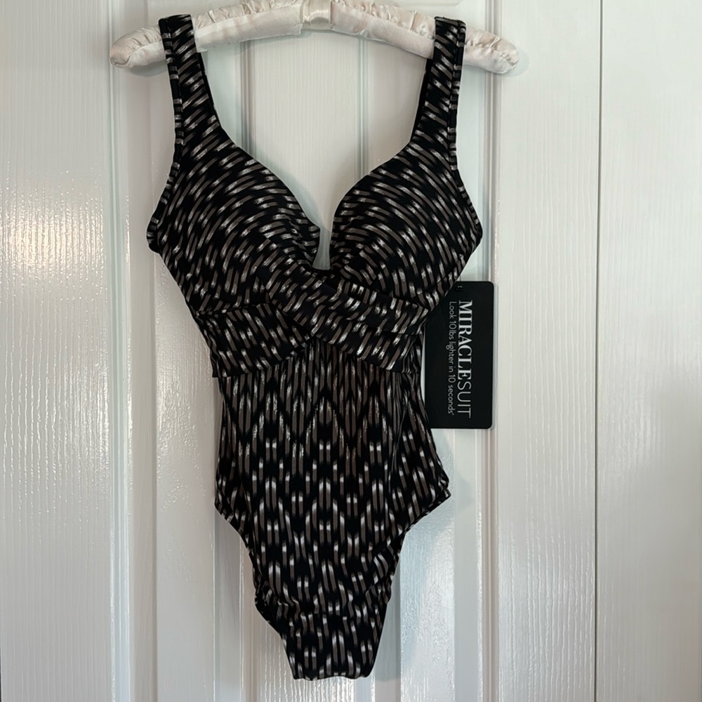 Miraclesuit Women's 8 Platinum Grey Criss Cross Escape One Piece Swimsuit NWT